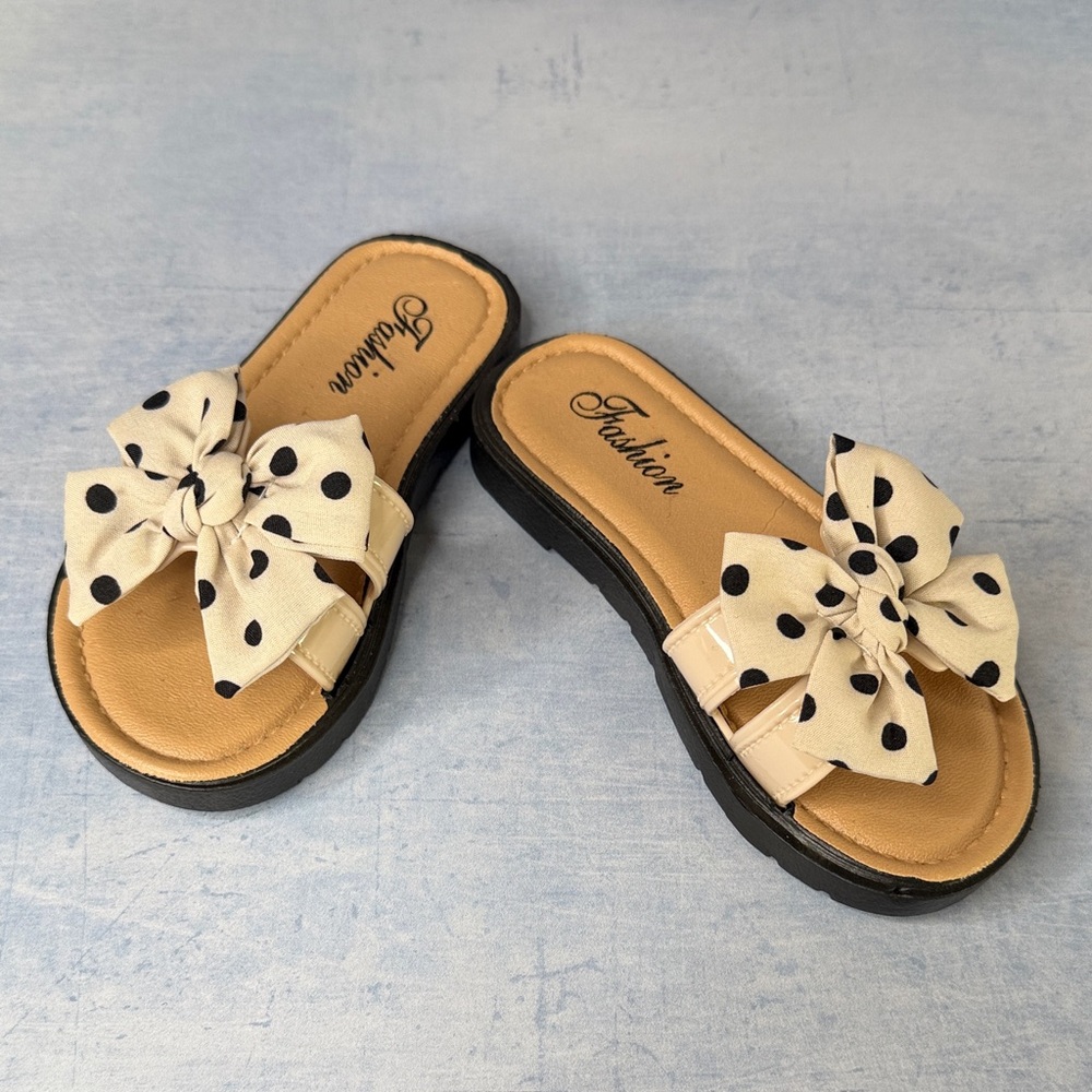 (5for$10) LIKE NEW Toddlers Cream Polka Dot Sandals- Size 6